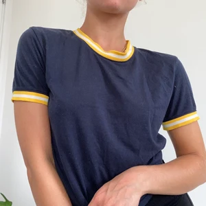 Basic t-shirt från BikBok - En basic men ändå ball t-shirt från Bik Bok💛 | Supermjukt material, har varit en av mina favoriter! | Fraktkostnad tillkommer
