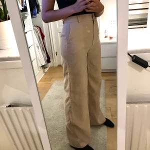 Byxor ifrån H&M - Säljer mina super snygga byxor ifrån H&M. Jag älskar dessa men jag har ett annat par liknande och dessa kommer aldrig till användning. Frakt tillkommer🥰