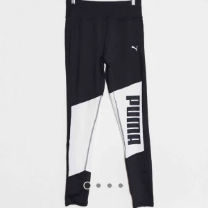  - Svartvita Puma träningleggings storlek inköpspris 559kr - helt oanvända, har provat dem men ej tränat i  Frakt ca 40-50kr 