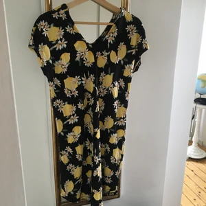 Klänning med motiv av citroner! - Jättefin och härlig klänning från Gina tricot med v-ringning och motiv av citroner!🍋 Den är i strl S och sitter ganska pösigt, men kan lätt forma kroppen med något bälte eller snöre! Köparen står för frakt!💞