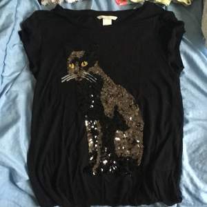 Mjuk super skön t-shirt från H&M storlek - S/M  det är en katt av strass på den🥰🥰😝 