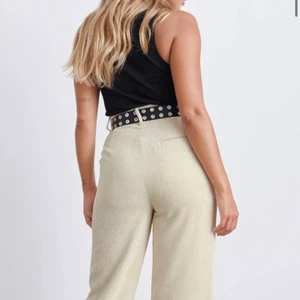 Manchesterbyxor  - Säljer mina fina manchesterbyxor från finstrimlat, SUPERSKÖNA och riktigt högmidjade!!