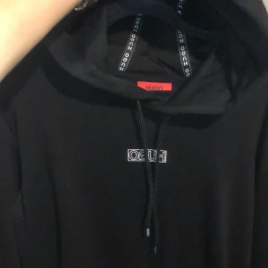 Hugo Boss hoodie  - Hej säljer min nya Hugo hoodie för den är för stor och kan inte lämna tillbaka den. Helt nytt skick och super fin. (Nypris 1300kr)