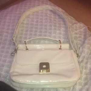 väska - beige/vit väska köpt från second hand går att ta bort spännet och  göra den längre Man kan inte göra den kortare än vad den är på bilden köparen står för frakten:)