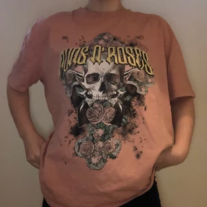 Band tee  - EJ TILLGÄNGLIG JUST NU Rosa band tee från Pull&Bear med Guns N Roses-tryck, fint skick, storlek S men med over-sized fit. Köparen står för frakt, standardfrakt 63 kr med postnord. Betalning sker via swish. Inga returer. Skickas 1-2 dagar efter köp.
