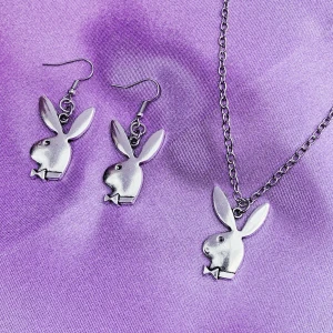 Playboy halsband & örhängen - Superfina örhängen & halsband med playboy berlocker. 120kr för örhängena och 150kr för halsbandet. Frakt ingår🤍  Följ gärna min butik på insta @icyplanetcom där vi kommer sälja dessa smycken och mer🦋✨