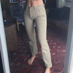  - Super snygga Levis 501. Köpta här på Plick men var tyvärr för stora för mig. Jag är en w26, dessa passar en w27 eller w28. Mkt bra skick, dock är läder lappen där bak borta, annars mkt fina 💘 (Bilder lånade från förra ägaren, hon är w27).