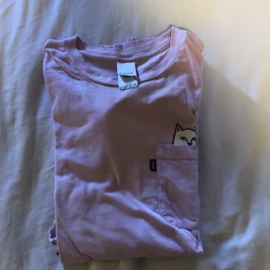 Rip N Dip - Tjena säljer nu min Rip N Dip tröja, den är knappt använd och är i rätt bra skick. Om du har några mer frågor ba fråga på🌴🐥🤩