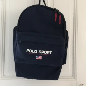 Mörkblå Ryggsäck  - Mörkblå ryggsäck med röda detaljer🎒                 Aldrig använd✨  Frakt tillkommer. 