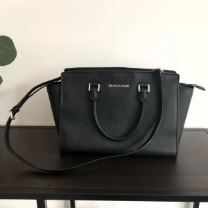 - Michael kors semla bag i större modellen.  Silver detaljer. Kan bäras på två sätt, i hand eller med axelband.  Toppskick som ny.