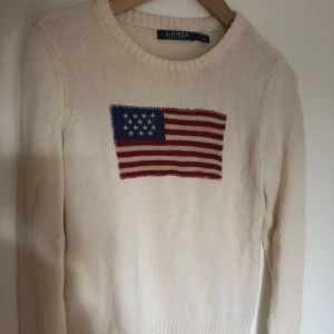  - Jag säljer denna beige/vita tröjan från Ralph Lauren eftersom jag inte använder den längre. Endast använder ett fåtal gånger så den är som ny💋