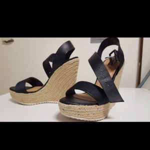  - Kilklack använd endas 1gång som nya! Mycket sköna att gå i  Tumba 