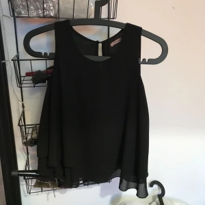  - Super fina linnen ifrån tessie och Chelsea, båda för 100kr eller 70kr styck  Svart tessie storlek XS  Rosa Chelsea storlek S  Väldigt lika i storlekarna! Köpare står för frakt!💞