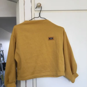  - Söt gul croptopaktig sweatshirt. Ej använd. Frakt 45kr. Sitter som en medium.