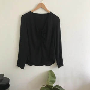  - Söt svart blus från Gina Tricot