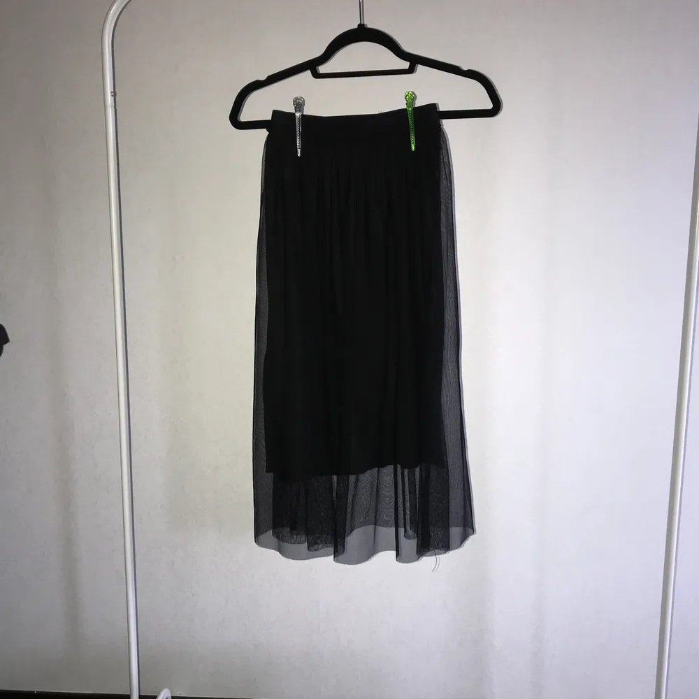 Ny kjol från Gina Tricot använd två gånger. Passar en XS-S. Kjolar.