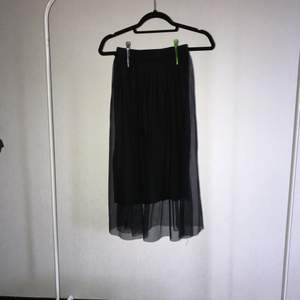Ny kjol från Gina Tricot använd två gånger. Passar en XS-S