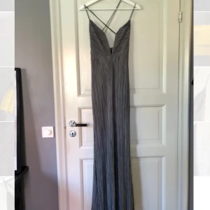  - En långklänning från ”sabo skirt” i storlek S. Använt två gånger och är i väldigt bra skick. Nypris 1000kr.