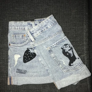  - säljer dessa sjuukt snygga shirts, har aldrig använt. Skriv bara dig om det e nåt.