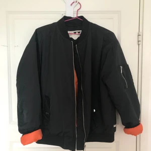  - Bomberjacka från junkyard med orange innertyg, säljer pga inte riktigt min stil. Endast testat den så precis som ny!🤩. Är som L i storleken men funkar även till M. 