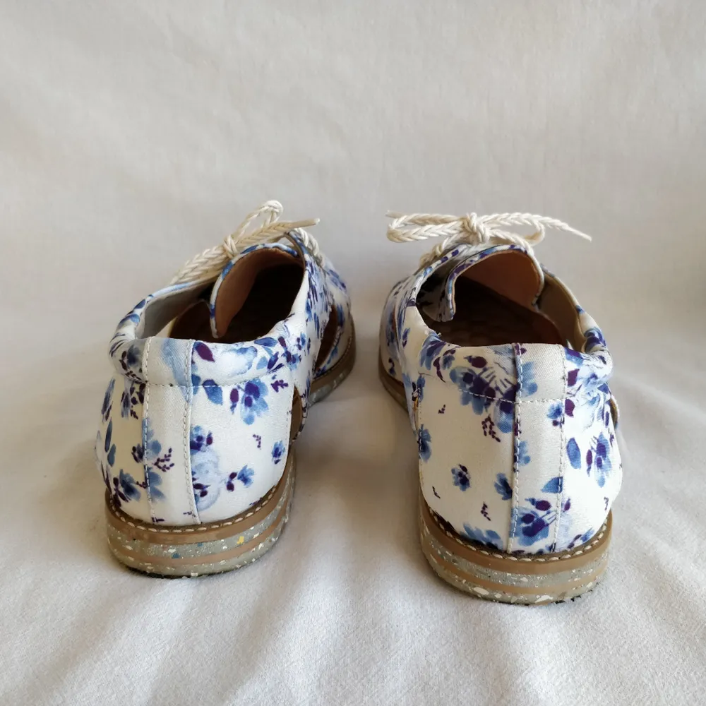 Vackra och somriga skor med blommor och gulliga elefantmotiv 🐘 Köpta från det brasilianska företaget Insecta Shoes som tillverkar alla sina skor av secondhand-kläder samt återvunnen plast. Veganska och ekologiska 🌱 Endast använda 2 ggr och i väldigt fint skick. Brasiliansk storlek som är angiven är 36 men jag skulle säga att det är 37 i svensk storlek. Nypris: drygt 1100 kr.. Skor.