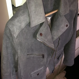  - Snygg mockaimitation från hm! Ytterst lite använd. Storleken är vääääldigt liten, men bekväm!! Snygg nu till våren. Jackan är liiite blåare i verkligheten! Frakt betalar du själv!❤️