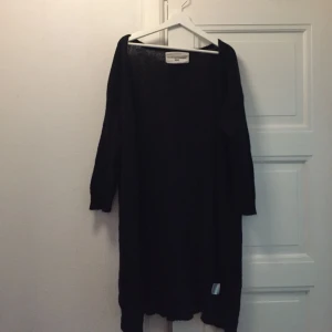  - Knappt använd svart kofta från monderingskompaniet. Ullmix. Nypris ca 1500kr. Möts upp i Uppsala eller skickar! Köparen står för frakt. 