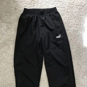  - Snygga tracksuit-byxor från Puma