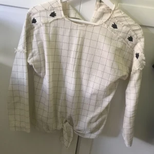  - Säljer denna blusen från Zara girls i strl 164, jag själv är en Xs. Frakt ingår i priset 🌸