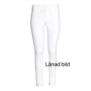  - Vita jeans i storlek 25", aldrig använda så nyskick! Egna bilder ordnas vid intresse. Kan mötas upp i Stockholm eller skicka mot fraktkostnad.