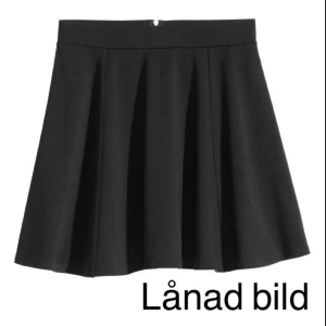  - Svart kjol i storlek XS, använd 1 gång så nyskick! Egna bilder ordnas vid intresse. Kan mötas upp i Stockholm eller skicka mot fraktkostnad.