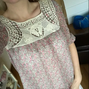  - Blus med virkade detaljer