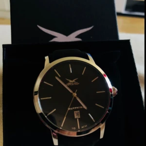  - NYTT!! Student Present Födelsedag en klockan med box  Säljer en GUL klockan av märket GUL. Klockor Nypris 1800kr  Accepterar avhämtning eller så skickas den med postnord eller schenker spårbar frakt.