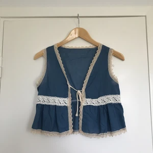  - Säljer en fin topp/väst med broderade kanter som kan användas som den är eller ovanpå en topp. Den är aldrig använd, endast testad och passar en XS. Köparen betalar frakt, upphämtning i Linköping går bra