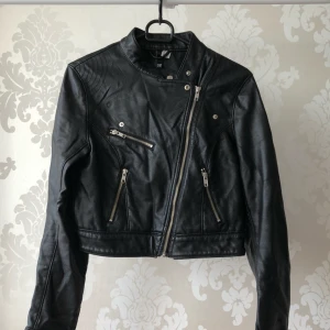  - Skinnjacka (skinnimitation). Viss slitage finns, kolla bild. 45cm