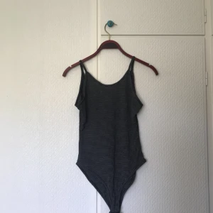  - Randig body från Primark, storlek 36, med knäppning och lite lägre rygg. Aldrig använd. Pris + frakt, som köparen står för