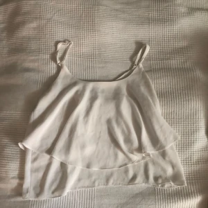  - Vit blus från BIKBOK, blusen är i fint skick! Ordinariepris 199kr.