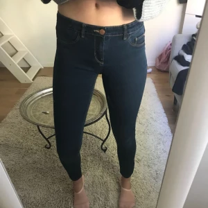  - Fina byxor från jegging jade😃 tyvärr en liten fläck vid rumpan (Se bild 2). Frakt: 55👍🏼