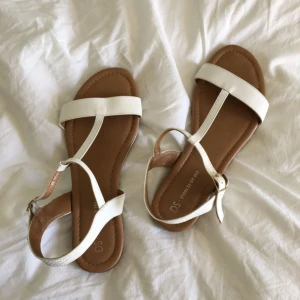  - Säljer vita sandaler. Använda två gånger så i perfekt skick. Står storlek 40 men jag har 39 och de sitter bra på mig. Köpta på din sko. ✨