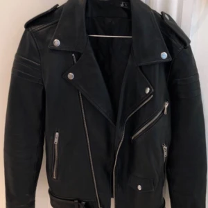  - Fin læderjakke fra BLK DNM  nypris var 6900kr 