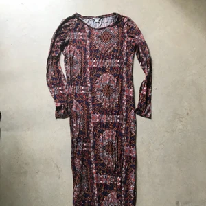  - Så himla cool klänning från MONKI som tyvärr inte används längre. Har slits på sidorna. Jätteskönt material. Vid frakt betalar köparen fraktkostnad. 