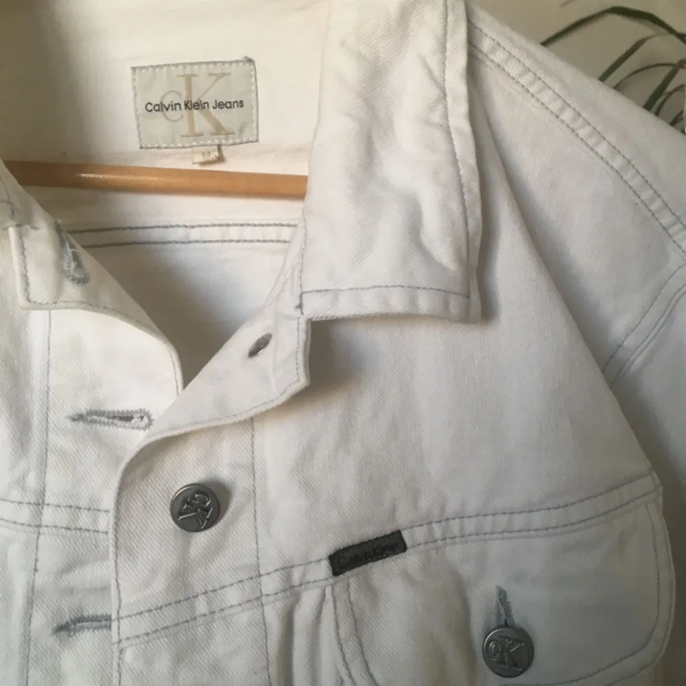 kort vit jeansjacka från calvin klein, fläckfri och i fint skick :-) egentligen storlek M men sitter som en storlek xs-s (frakt tillkommer). Jackor.