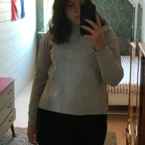  - Grå tröja köpt på second hand! Säljer pga att jag aldrig använder. Kan mötas upp i Gävle eller frakta då köparen står för kostnaden! 🤩