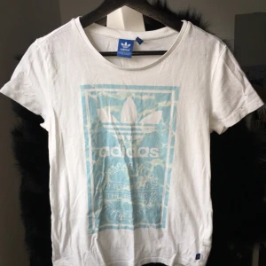  - Adidas t shirt med lite annorlunda tryck. Den är hel och ren’ 