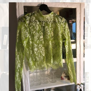  - Top från weekday, ngt kortare modell. Har katt, fraktar mot kostnad.