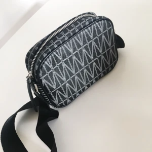  - Helt ny väska från Dagmar (modell ’Camera Bag’). Säljer pga köpt en annan. Nypris 1399:-  