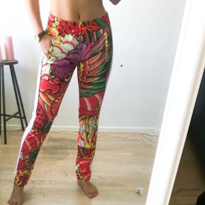  - Adidasbyxor ifrån Rita Oras kollektion. Älskar dem men är knappt använda, vill ge dem till någon som kan ta bättre hand om dom😘 Har även jackan och t-shirten i samma mönster, lägger upp det snart💋 (köparen står för frakt)
