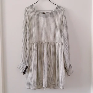  - Kort klänning i transparent tyg (med underklänning). Köpte den på en second hand i London och har (tyvärr) knappt använt den.  Tar swish. Mottagaren står för frakt. ☀️