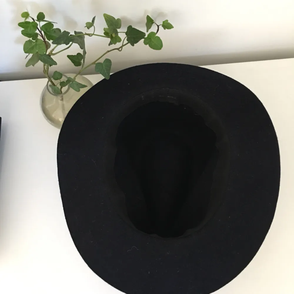 Mörkblå Stilren hatt använd 5ggr i storlek M.  Frakt 35kr eller hämtas i Stockholm, slussen . Accessoarer.