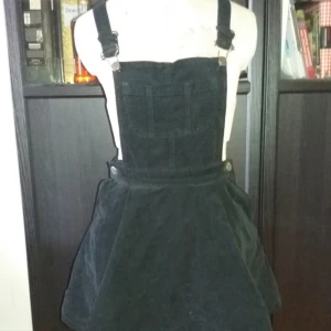  - Hängselklänning i Manchester-tyg från TopShop. Har en bröstficka samt höftfickor.